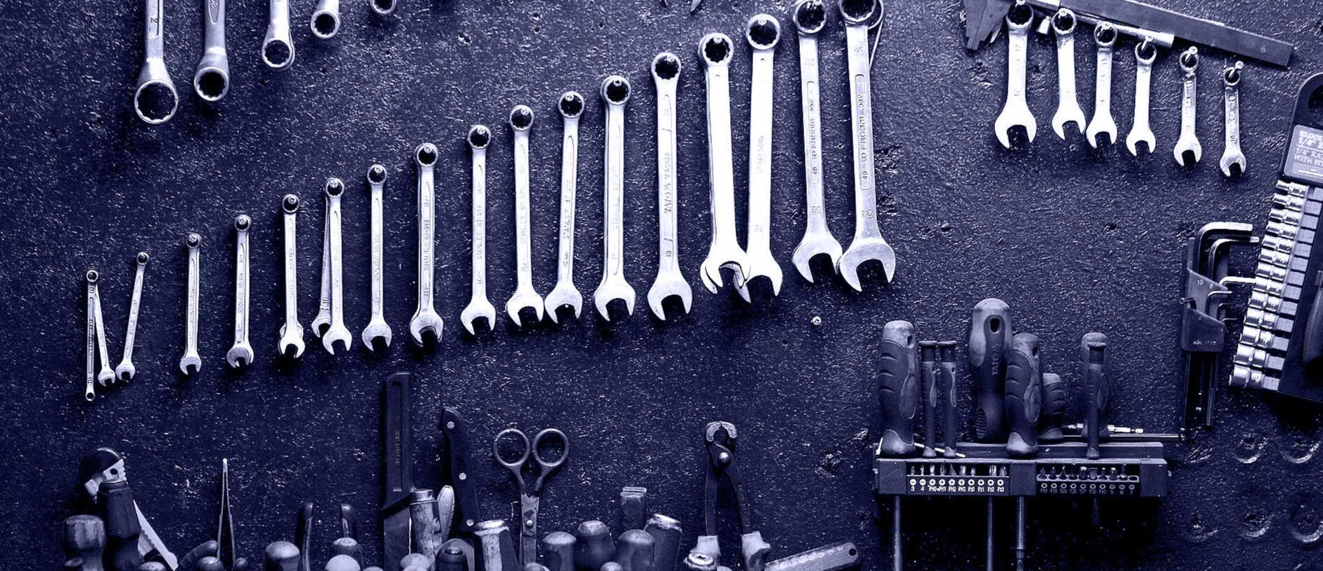 Työkaluja, mm. lenkkiavaimia, ruuvimeisseleitä yms. Temporahoitus